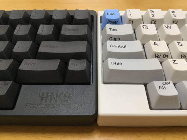 HHKB BT と Type-S を横に並べ、手前から見たところ