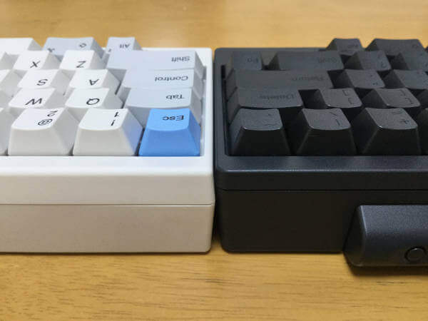 HHKB BT と Type-S を横に並べ、奥から見たところ