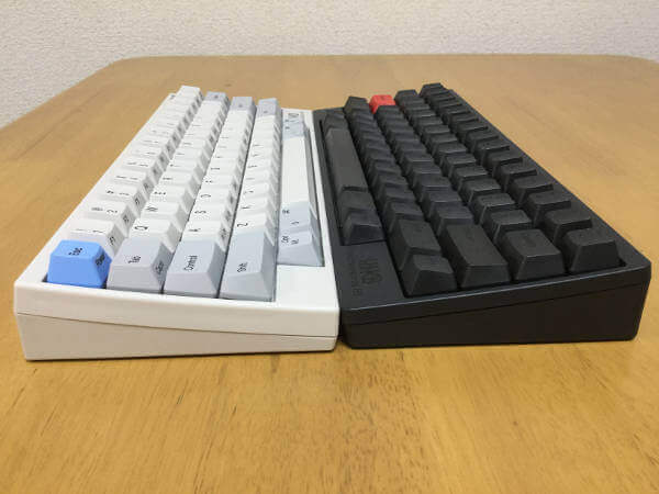 HHKB BT と Type-S を縦に並べて横からみたところ